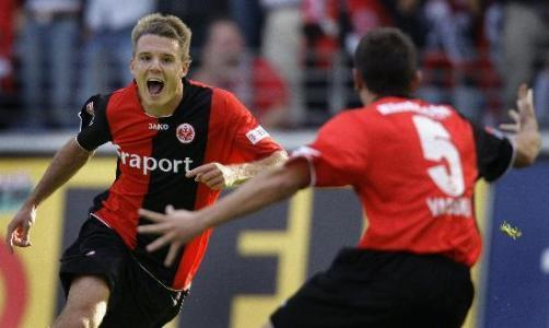  法兰克福逆境爆发，德甲劲旅上演逆转好戏  